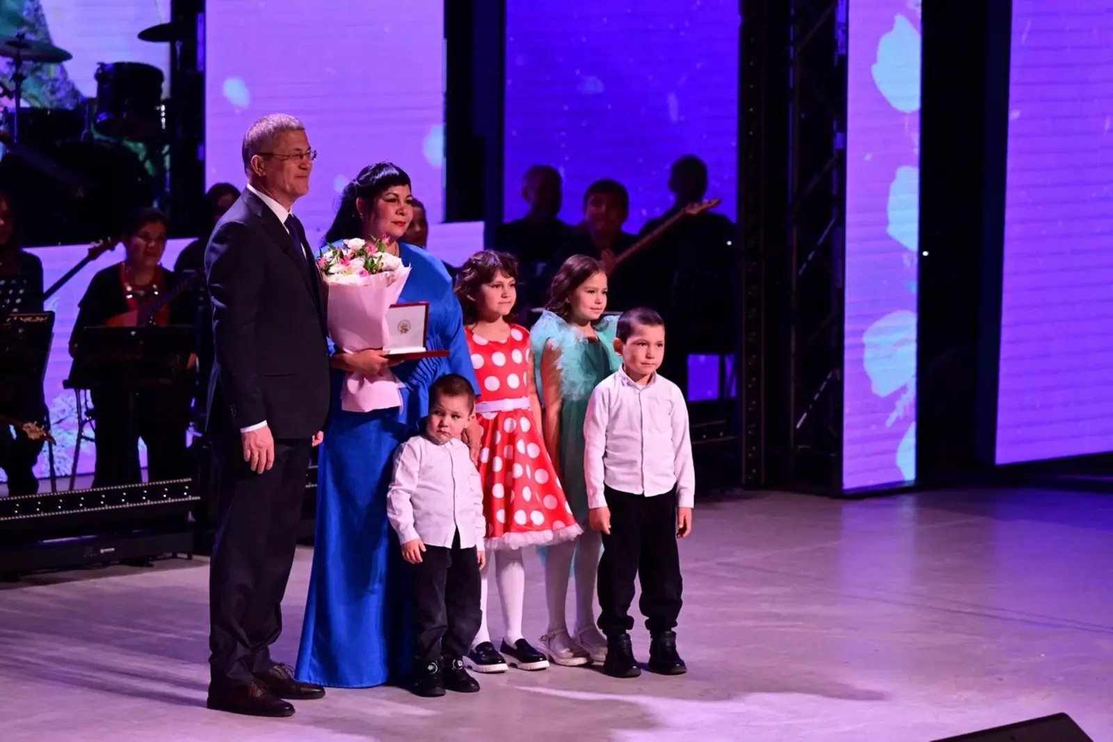 Радий Хәбиров 8 март уңайынан республика ҡатын-ҡыҙҙарын тәбрикләне