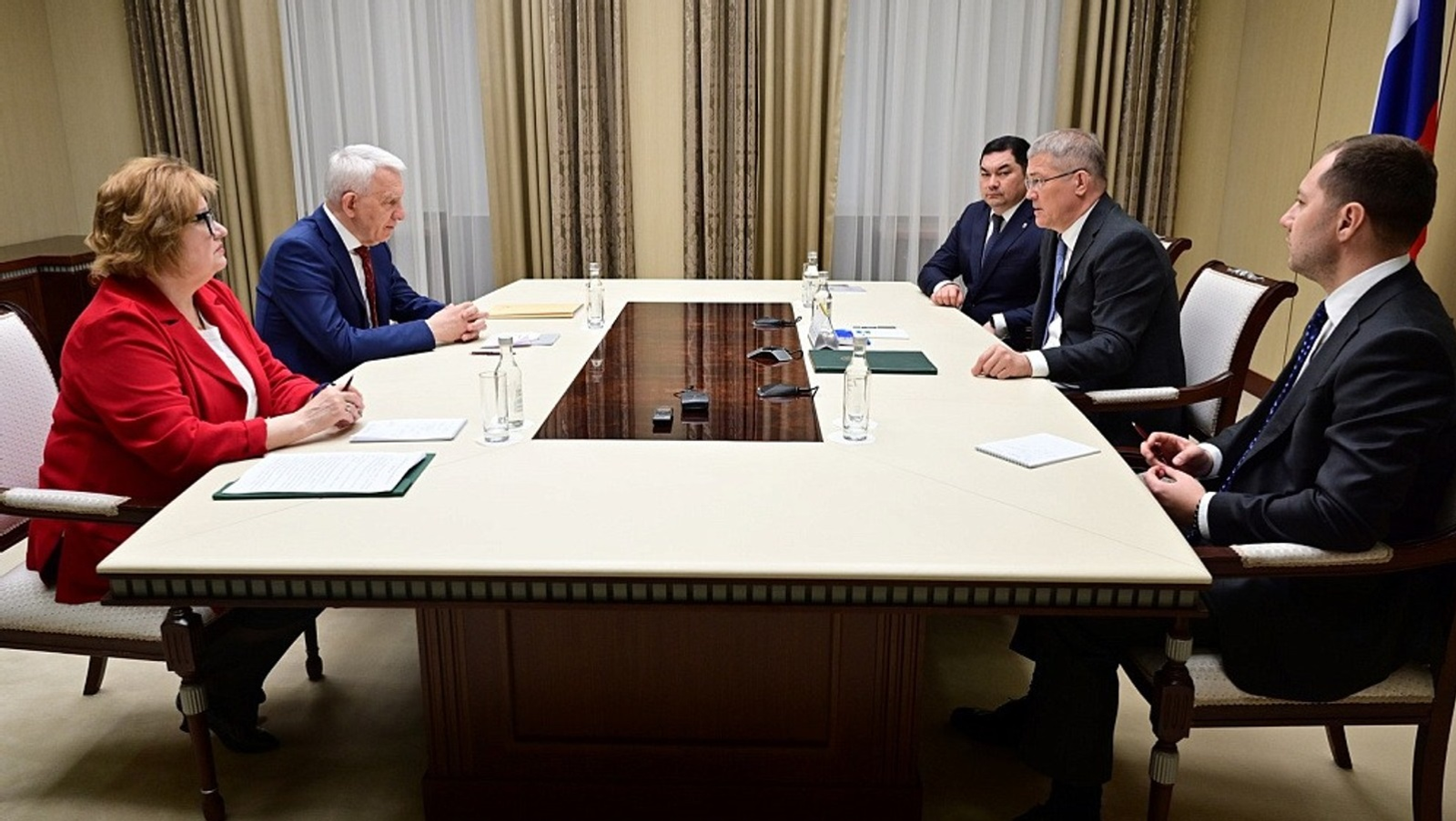 Радий Хәбиров Милли медицина  тикшереү үҙәге етәксеһе менән осрашты