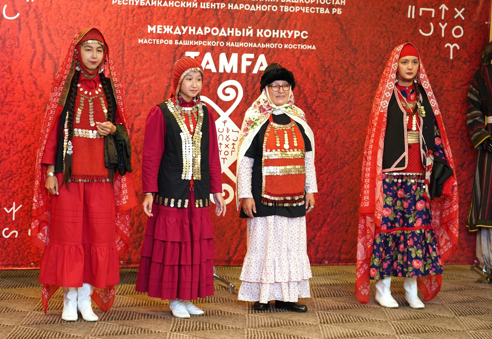 Аутентик костюмдарҙа - тарих