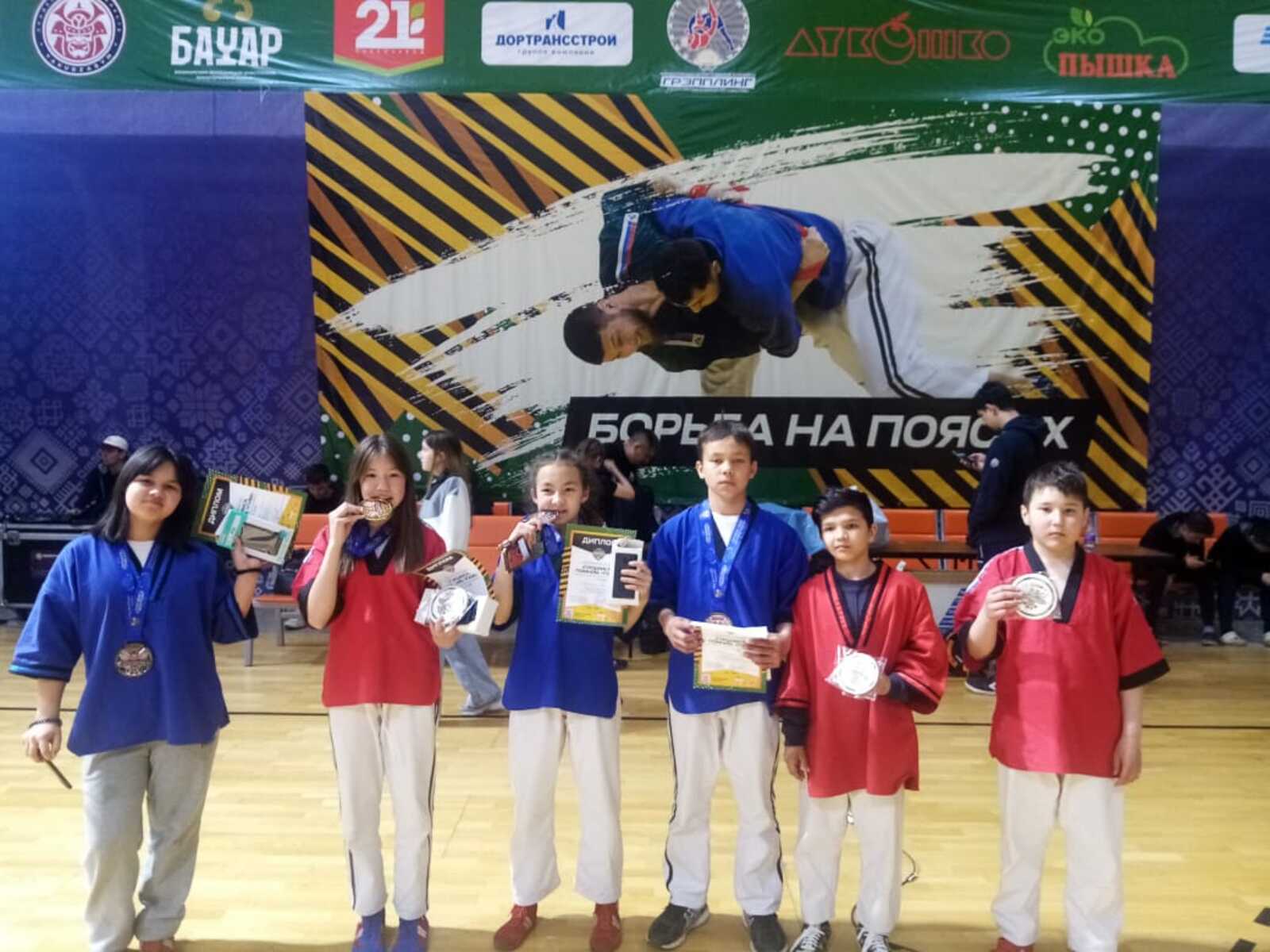 Көрәшселәр келәмгә сыҡты